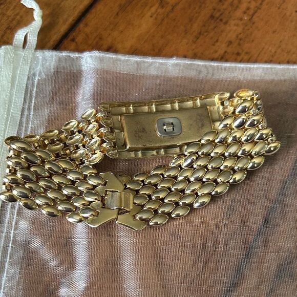 Vintage Elegant Gold Bracelet with Interlocking Design - Picture 2 of 6